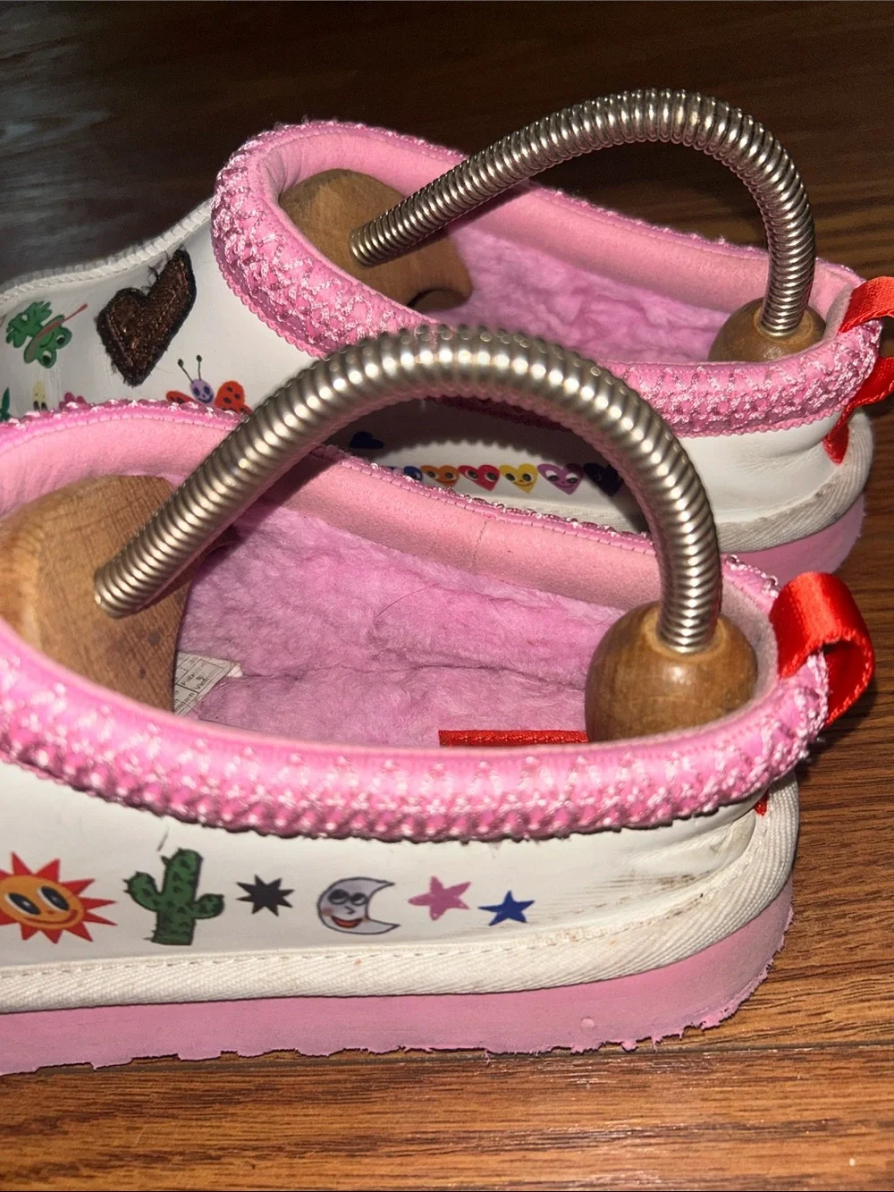 UGG Tazz Pop Sketch Slipper Humberto Cruz White Pink Platform Women's Size 6